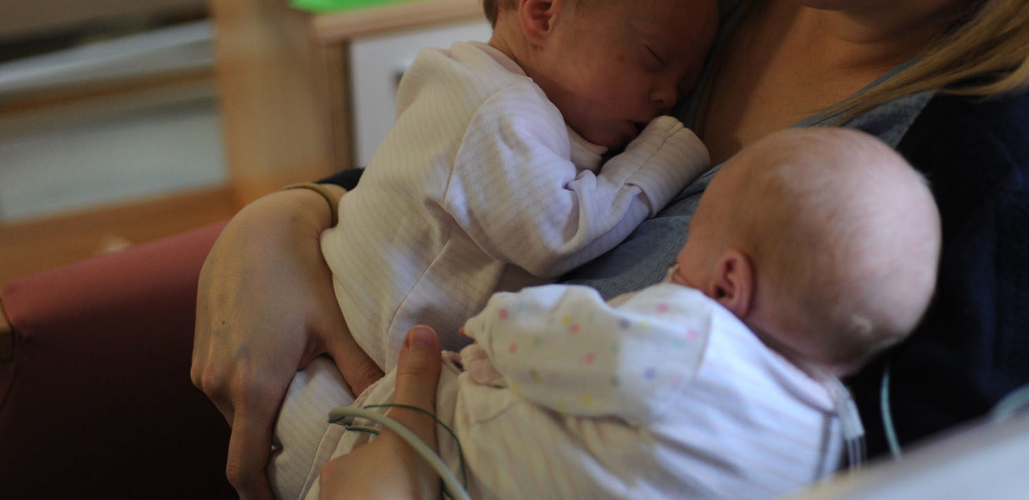 https://www.unicef.org.uk/babyfriendly/wp-content/uploads/sites/2/2022/02/Mum-and-baby-twins-SCBU-1500x1000-1-e1644599544626.jpg